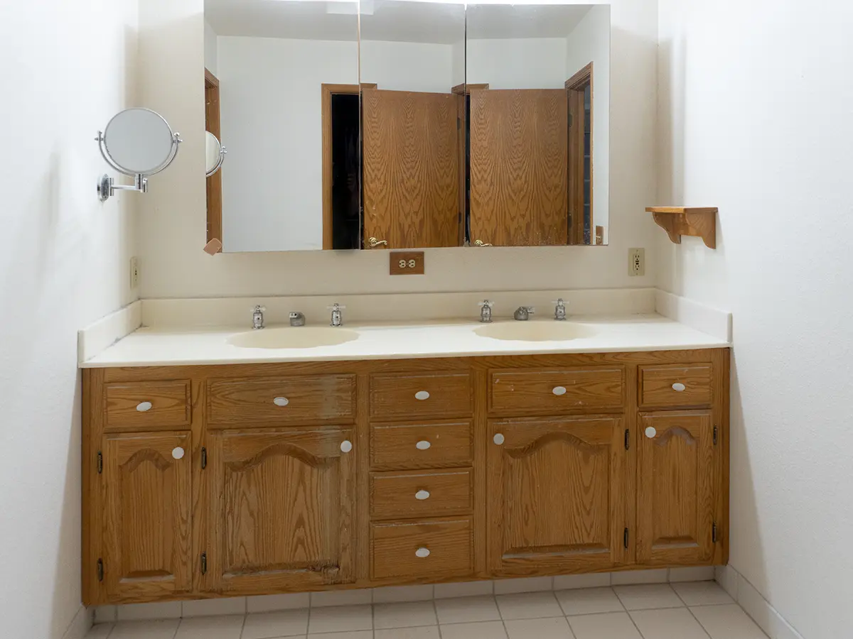 A double vanity with a large mirror